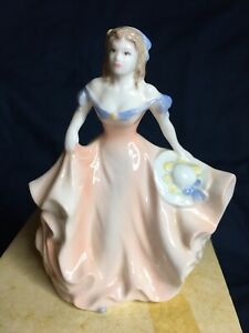 Coalport Figurines Debutante (Sharon) 1996 12cm High..Lovley Condition Boxコールポートフィギュアデビュタントシャロンハイロヴリーコンディションボックス※注意※NYからの配送になりますので2週間前後お時間をいただきます。人気の商品は在庫が無い場合がございます。ご了承くださいませ。サイズの種類の商品は購入時の備考欄にご希望のサイズをご記載ください。　携帯メールでの登録ですと楽天からのメールが届かない場合がございます。