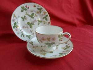 Wedgwood, Wild Strawberry - Tea Trio (Teacup, Saucer &amp; Teaplate)ウェジウッド、ワイルドストロベリーティートリオティーカップ、ソーサー、ティープレート※注意※NYからの配送になりますので2週間前後お時間をいただきます。人気の商品は在庫が無い場合がございます。ご了承くださいませ。サイズの種類の商品は購入時の備考欄にご希望のサイズをご記載ください。　携帯メールでの登録ですと楽天からのメールが届かない場合がございます。