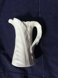 【送料無料】キッチン用品・食器・調理器具・陶器　年初頭ロイヤルウスター磁器白いガラス張りの葉形成水差しEarly 20th Century 1908 Royal Worcester porcelain white glazed leaf moulded jug