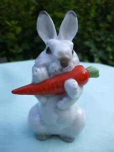 【送料無料】キッチン用品・食器・調理器具・陶器　ロモンソフ白ウサギはニンジンを保持していますソシ..