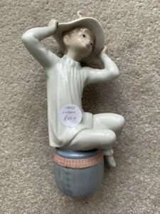 【送料無料】キッチン用品・食器・調理器具・陶器　女の子のフィギュアは、優れた状態で彼女の帽子を保..