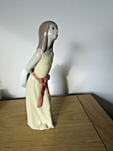 【送料無料】キッチン用品・食器・調理器具・陶器　●ラドロフィギュア麦わら帽子をかぶったいたずら少女Lladro figurine - Naughty Girl with Straw Hat # 5006