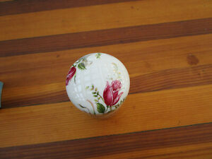 ̵ۥåʡĴƫ⡼ե󥹼С㡼ơץƥLimoges France Porcelain Rose Covered Jar Floral Pattern Vintage Pretty