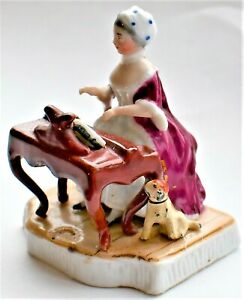 【送料無料】キッチン用品 食器 調理器具 陶器 アンティークミニチュアフィギュアフィギュアフィギュアレディは 幅の犬とピアノを弾きますAntique Miniature Figure Figurine Lady Playing Piano with Dog 5cm tall 4cm wide