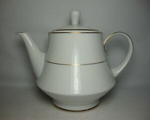 【送料無料】キッチン用品・食器・調理器具・陶器　ノリタキリージェンシーゴールドパイントティーポットは非常に良好な状態NORITAKE REGENCY GOLD 2 PINT TEAPOT IN VERY GOOD CONDITION