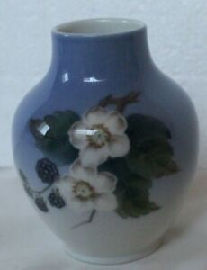 ̵ۥåʡĴƫ̥Ūʥ륳ڥϡ󼧴ֲֲ֥֥å٥꡼CHARMING ROYAL COPENHAGEN PORCELAIN VASE FLOWERS BLACKBERRIES