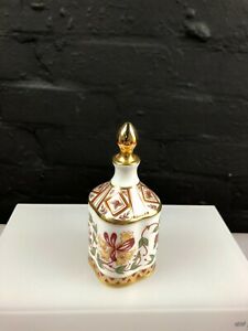 Royal Crown Derby Honeysuckle Perfume / Scent Bottle Gold Stopperロイヤルクラウンダービーハニーサックル香水香りボトルゴールドストッパー※注意※NYからの配送になりますので2週間前後お時間をいただきます。人気の商品は在庫が無い場合がございます。ご了承くださいませ。サイズの種類の商品は購入時の備考欄にご希望のサイズをご記載ください。　携帯メールでの登録ですと楽天からのメールが届かない場合がございます。