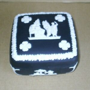 Wedgwood Jasperware Black Square Icarus Boxウェッグウッドジャスパーウェアブラックスクエアイカロスボックス※注意※NYからの配送になりますので2週間前後お時間をいただきます。人気の商品は在庫が無い場合がございます。ご了承くださいませ。サイズの種類の商品は購入時の備考欄にご希望のサイズをご記載ください。　携帯メールでの登録ですと楽天からのメールが届かない場合がございます。