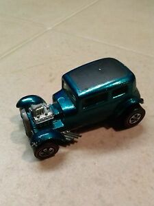 【送料無料】模型車 モデルカー ホットホイールレッドラインクラシックフォードヴィッキー