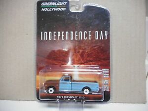 【送料無料】模型車 モデルカー ハリウッドシボレーグリーンライトhollywood independence day 1971 chevrolet c10 164 greenlight