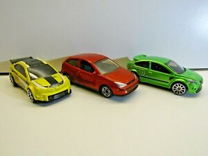 【送料無料】模型車 モデルカー フォードフォーカスマテルトリオホットホイールマッチボックスhotwheels matchbox by mattel trio of ford focus 09 rs, 08 jrd 1999