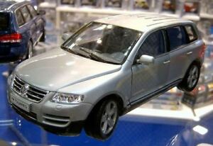 【送料無料】模型車 モデルカー フォルクスワーゲントゥアレジシルバーウェリーシルバーvw volkswagen touareg silver welly 124 124 silber