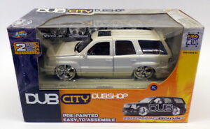 【送料無料】模型車 モデルカー ジェイダダブスケールモデルキットエスカレードホワイトjada dub city 124 scale model kit 55637 2002 escaladewhite