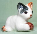 【送料無料】猫　ネコ　キャット　置物　ミニチュアボールklima miniature porcelain animal figure brown and white cat with ball lying e771