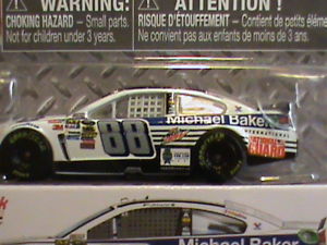 【送料無料】模型車　モデルカー　スポーツカージュニアマイケルベイカーnascar~authentics~1;64~88earnhardt junior~national guard~mtdew~michael baker