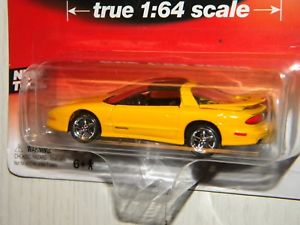 【送料無料】模型車　モデルカー　スポーツカー　ツールポンティアックauto world aw 2013 tool 1993 pontiac firebird ta yellow paint