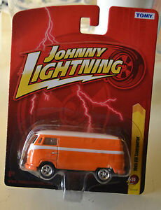 【送料無料】模型車　モデルカー　スポーツカー　ジョニートランスポーターjohnny lightning 1965 vw transporter r24