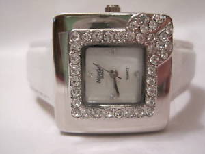 【送料無料】white mother of pearl rhinestone quartz wrist watch 【送料無料】white mother of pearl rhinestone quartz wrist watch