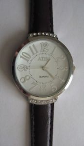 【送料無料】montre fantaisie avec strass femme a aiguilles prune fonc * quartz * neuf *