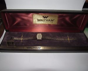 【送料無料】waltham vintage ladies goldtone watch 17 jewels in original plastic case 【送料無料】waltham vintage ladies goldtone watch 17 jewels in original plastic case