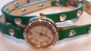 【送料無料】wristwatch ladies double loop green strap unusual 【送料無料】wristwatch ladies double loop green strap unusual