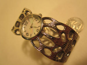 【送料無料】*working* electric analog womens wristwatch allude [h12c]