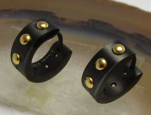 【送料無料】ピアス メンズチタンステンレススチールフープピアス ゴールドリベットherren ohrringe titan edelstahl klapp creolen niete schwarz matt gold glnzend