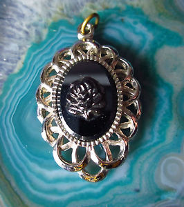 yzlbNX@V[Vo[}Egpendentif ovale noir avec joint fleur en monture mtallique couleur argent