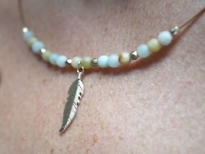 【送料無料】ネックレス　カラーペンブレスレットガラスビーズゴールデングリーンcollier en cuir ou bracelet avec plume breloque perles en verre vert dor