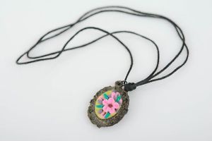 yzlbNX@pe|}[y_g[pendentif en pate polymere ovale avec fleurs sur lacet original bijou fait main