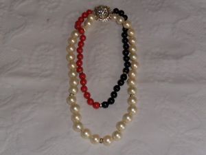 【送料無料】ネックレス　クランプビンテージホワイトレッドブラックvintage collier perles blanches,rouges et noires