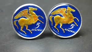 1973 greece enamelled coin cufflinks pegasus1973ギリシアコインカフスリンクペガサス※注意※NYからの配送になりますので2週間前後お時間をいただきます。人気の商品は在庫が無い場合がございます。ご了承くださいませ。サイズの種類の商品は購入時の備考欄にご希望のサイズをご記載ください。　携帯メールでの登録ですと楽天からのメールが届かない場合がございます。