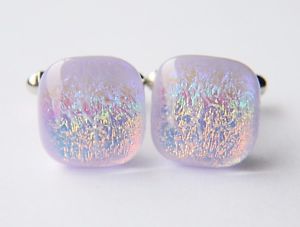 【送料無料】メンズアクセサリ—　ダイクロイックガラスカフスボタンライラックgenuine dichroic glass hand crafted cufflinks lilac rainbow