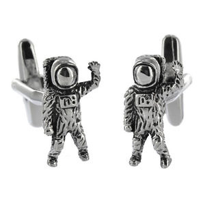 detailed waving astronaut cufflinks nasa space moon land aj466 brand in boxカフスリンクnasaスペースaj466※注意※NYからの配送になりますので2週間前後お時間をいただきます。人気の商品は在庫が無い場合がございます。ご了承くださいませ。サイズの種類の商品は購入時の備考欄にご希望のサイズをご記載ください。　携帯メールでの登録ですと楽天からのメールが届かない場合がございます。