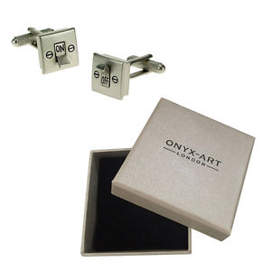 mens light switch joke electrician sparky cufflinks amp; gift box by onyx artメンズライトスイッチジョークカフスボタンオニキスアートボックスオン※注意※NYからの配送になりますので2週間前後お時間をいただきます。人気の商品は在庫が無い場合がございます。ご了承くださいませ。サイズの種類の商品は購入時の備考欄にご希望のサイズをご記載ください。　携帯メールでの登録ですと楽天からのメールが届かない場合がございます。