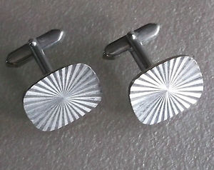 【送料無料】メンズアクセサリ—　ビンテージメンズカフリンクススターバーストカットメタルcufflinks vintage mens cuff links 1960s 1970s silvertone starburst cut metal