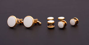 set cufflinks and studs gold colour metal and decorated with white stoneカフスボタンセットスタッドゴールドカラーメタル※注意※NYからの配送になりますので2週間前後お時間をいただきます。人気の商品は在庫が無い場合がございます。ご了承くださいませ。サイズの種類の商品は購入時の備考欄にご希望のサイズをご記載ください。　携帯メールでの登録ですと楽天からのメールが届かない場合がございます。