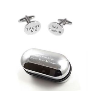 trust me i am a teacher cufflinks amp; engraved gift boxカフスボタンボックス※注意※NYからの配送になりますので2週間前後お時間をいただきます。人気の商品は在庫が無い場合がございます。ご了承くださいませ。サイズの種類の商品は購入時の備考欄にご希望のサイズをご記載ください。　携帯メールでの登録ですと楽天からのメールが届かない場合がございます。