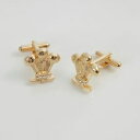 three feathers cufflinks set with crystals in gold finishカフスリンク3※注意※NYからの配送になりますので2週間前後お時間をいただきます。人気の商品は在庫が無い場合がございます。ご了承くださいませ。サイズの種類の商品は購入時の備考欄にご希望のサイズをご記載ください。　携帯メールでの登録ですと楽天からのメールが届かない場合がございます。