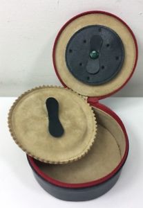 【送料無料】メンズアクセサリ—　ドレススタッドボックスソフトトラベルケースシークスエードインテリアleather cufflink dress stud box soft travel case hide amp; seek suede interior