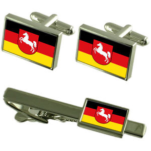 lower saxony civil flag cufflinks tie clip matching box gift setニーダーザクセンカフスボタンタイクリップマッチングボックスセット※注意※NYからの配送になりますので2週間前後お時間をいただきます。人気の商品は在庫が無い場合がございます。ご了承くださいませ。サイズの種類の商品は購入時の備考欄にご希望のサイズをご記載ください。　携帯メールでの登録ですと楽天からのメールが届かない場合がございます。