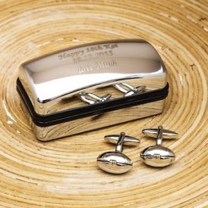 classic rugby ball personalised cufflinks gift setラグビーボールパーソナライズカフスボタンセット※注意※NYからの配送になりますので2週間前後お時間をいただきます。人気の商品は在庫が無い場合がございます。ご了承くださいませ。サイズの種類の商品は購入時の備考欄にご希望のサイズをご記載ください。　携帯メールでの登録ですと楽天からのメールが届かない場合がございます。