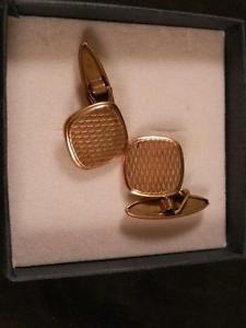 【送料無料】メンズアクセサリ—　stunning antique vintage mens gold tone metal engineturned cuffli..