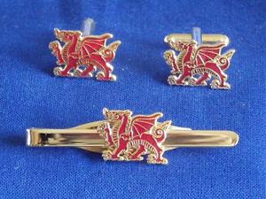 welsh dragon cuff link and tie grip clip gift setウェールズドラゴンカフリンクタイグリップクリップセット※注意※NYからの配送になりますので2週間前後お時間をいただきます。人気の商品は在庫が無い場合がございます。ご了承くださいませ。サイズの種類の商品は購入時の備考欄にご希望のサイズをご記載ください。　携帯メールでの登録ですと楽天からのメールが届かない場合がございます。