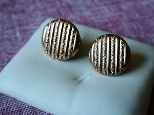 victorian round gold plated folding patent cufflinks with gothic detailビクトリアラウンドゴシックカフリンクス※注意※NYからの配送になりますので2週間前後お時間をいただきます。人気の商品は在庫が無い場合がございます。ご了承くださいませ。サイズの種類の商品は購入時の備考欄にご希望のサイズをご記載ください。　携帯メールでの登録ですと楽天からのメールが届かない場合がございます。