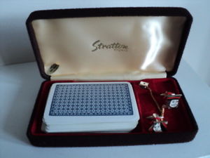 vintage stratton real enamel cuff links set amp; tie pin with playing card boxedビンテージエナメルカフリンクカードタイピン※注意※NYからの配送になりますので2週間前後お時間をいただきます。人気の商品は在庫が無い場合がございます。ご了承くださいませ。サイズの種類の商品は購入時の備考欄にご希望のサイズをご記載ください。　携帯メールでの登録ですと楽天からのメールが届かない場合がございます。