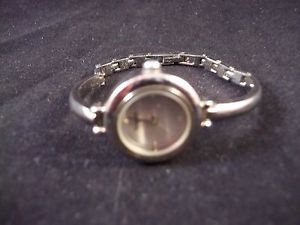 腕時計　ウォッチ　クォーツレディースボックスラウンドブレスレットドレスreloj de cuarzo synergy vestido seoras con estuche de metal redondo y pulsera de metal, en muy b