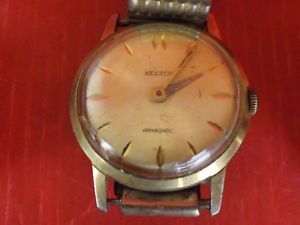 【送料無料】muppets miss piggy adorable gold tone watch