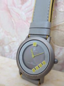 腕時計　ウォッチ　チタンイエローヴィンテージウォッチorologio bulova titanium yellow watch vintage 30m water resistent originale