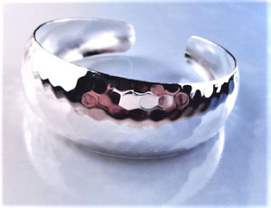 【送料無料】ブレスレット　アクセサリ—　ステンレススチールカフブレスレット~bright shiny stainless steel hammered cuff bracelet